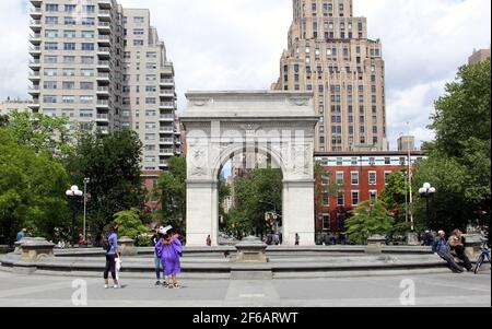 Washington Square Arch und der zentrale Brunnen,`s nördlichem Tor des Washington Square Parks, Südseite des Arch, New York, NY, USA Stockfoto